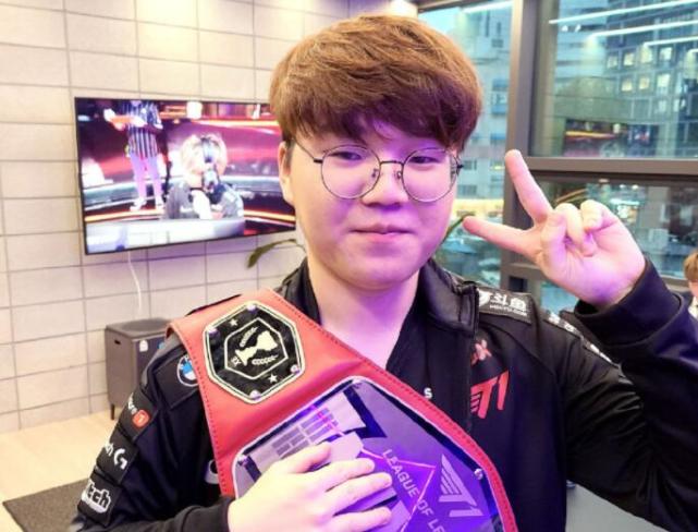 她在发球环 她在发球环